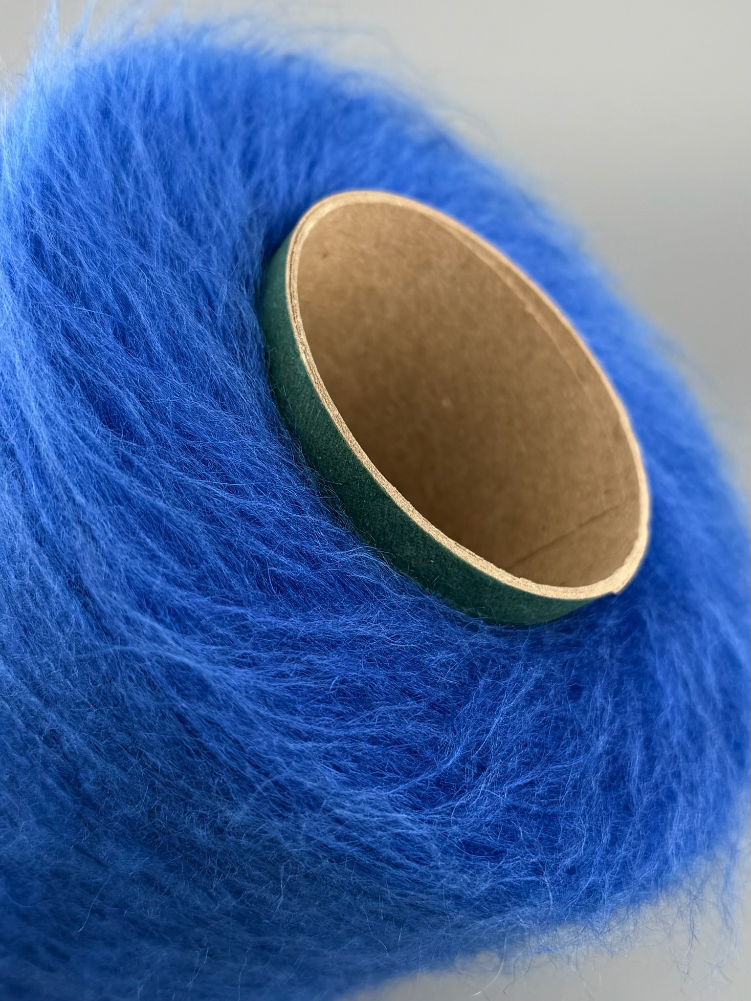 Kid Mohair mit Nylon 900 m / 100 g – Outlet – Leuchtend Blau foto 3